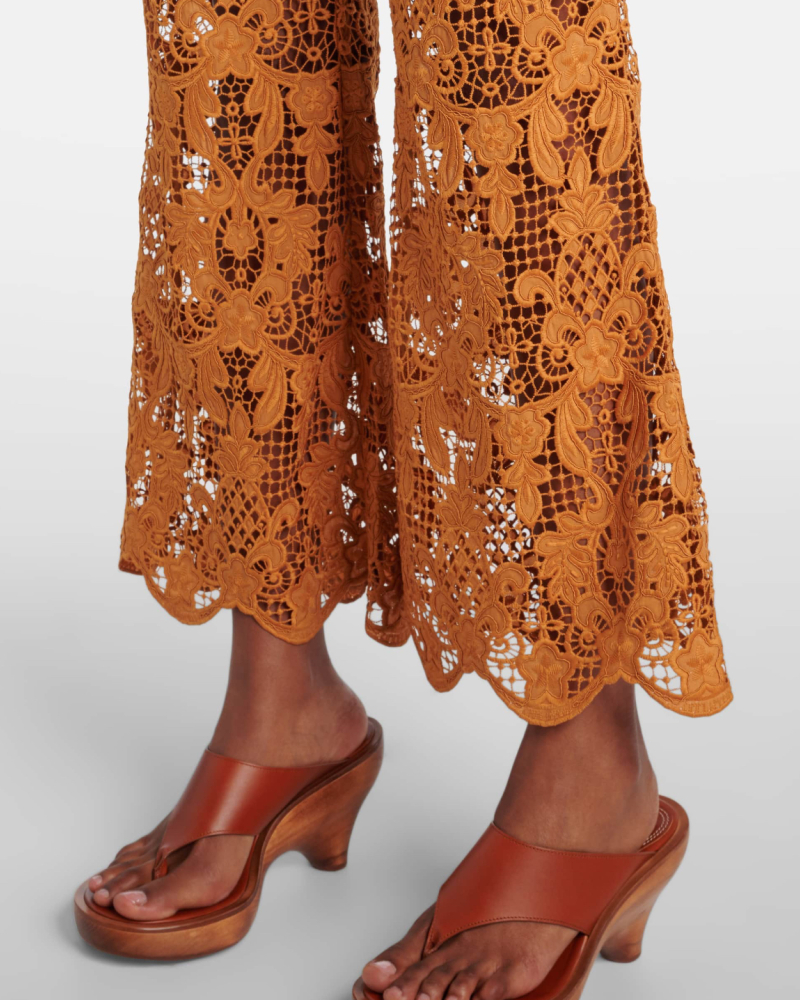       Костюм из кружева каштан