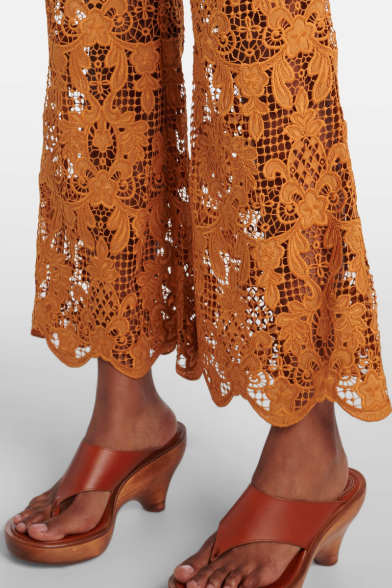       Костюм из кружева каштан