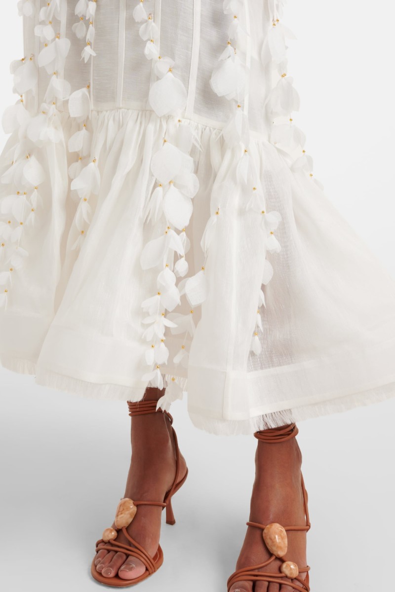        Платье с лепестками и чашками 