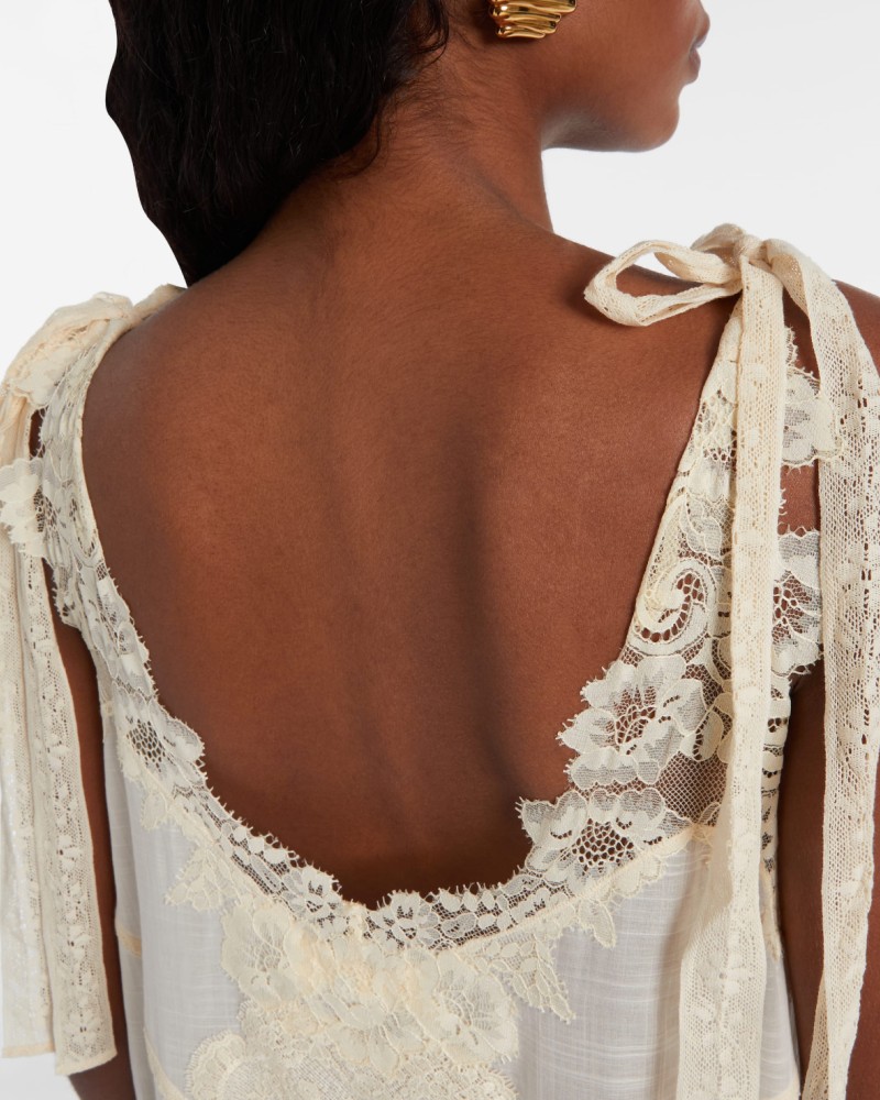        Платье из кружева миди