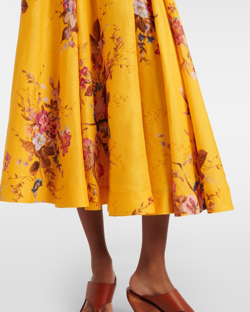          Платье с вырезами на талии