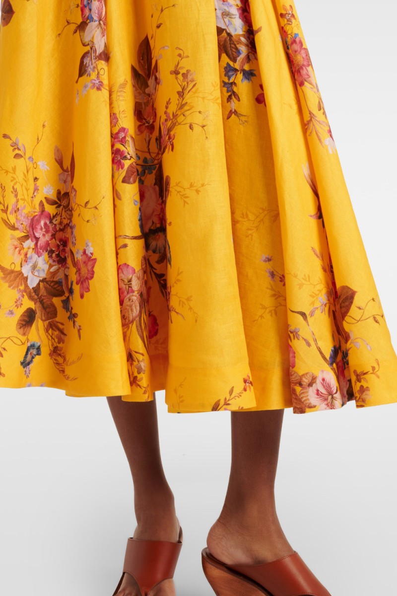          Платье с вырезами на талии