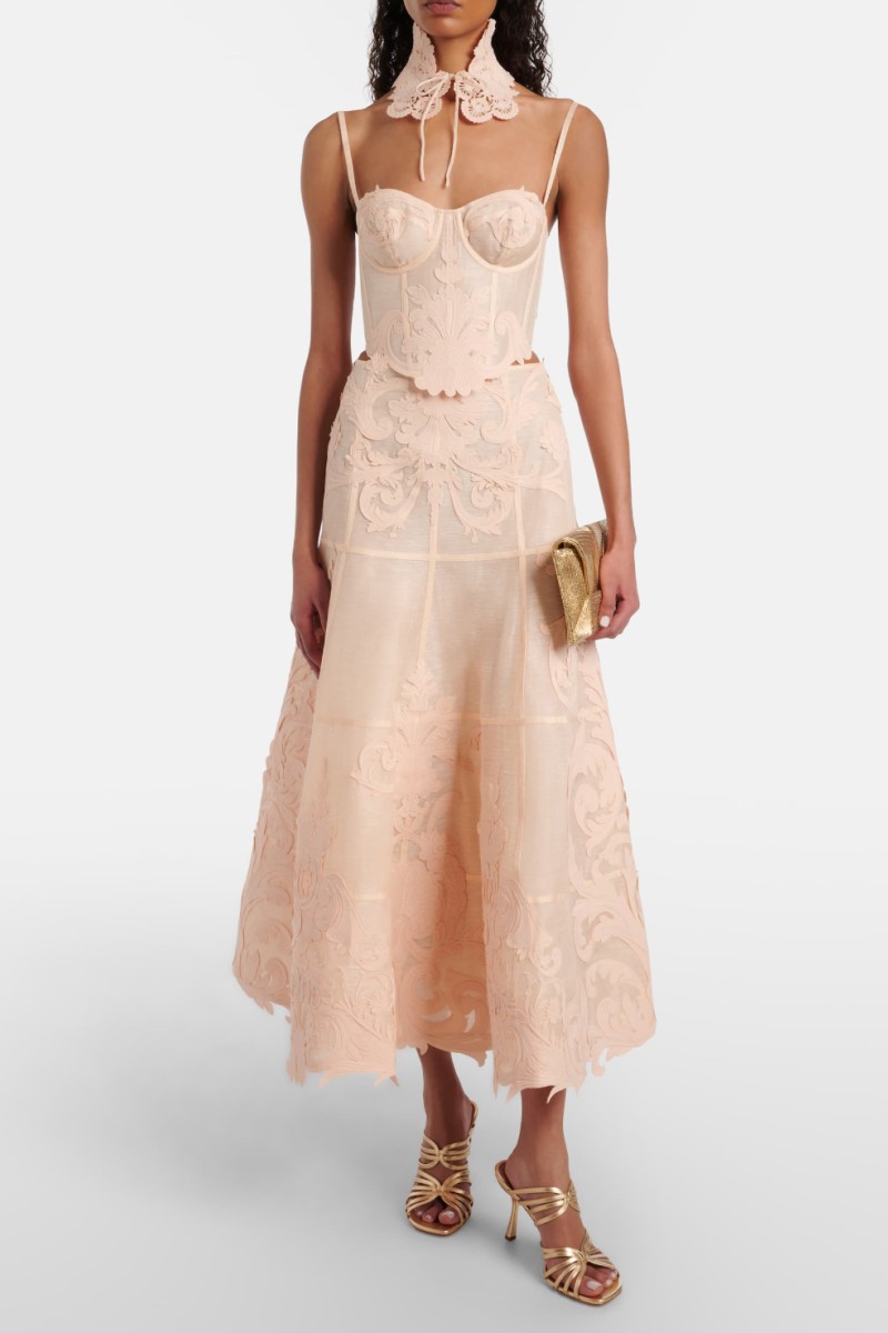          Юбка c вышитым узором