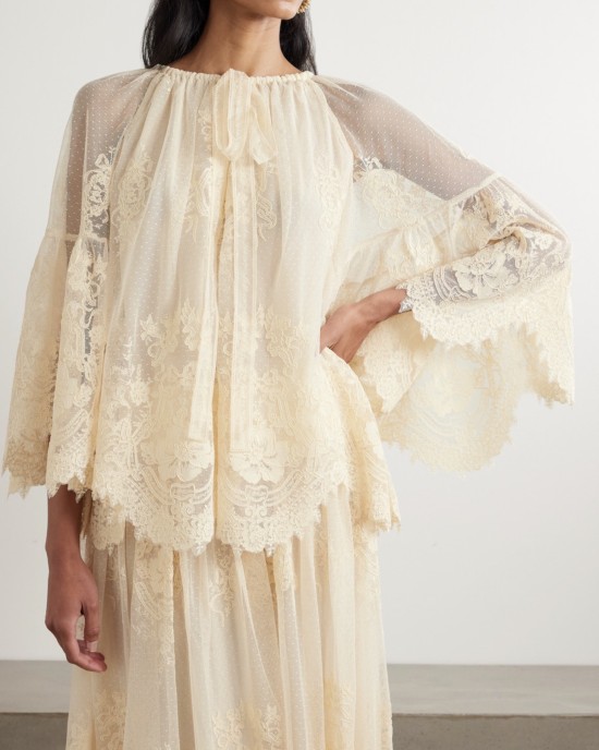       Костюм из кружева