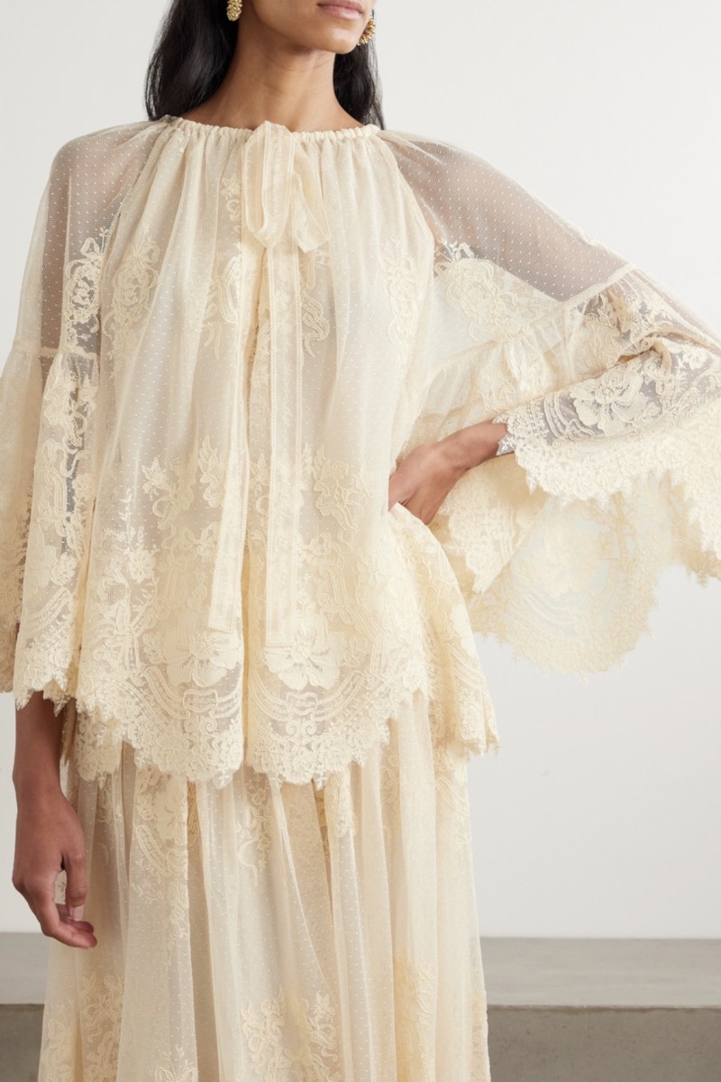       Костюм из кружева