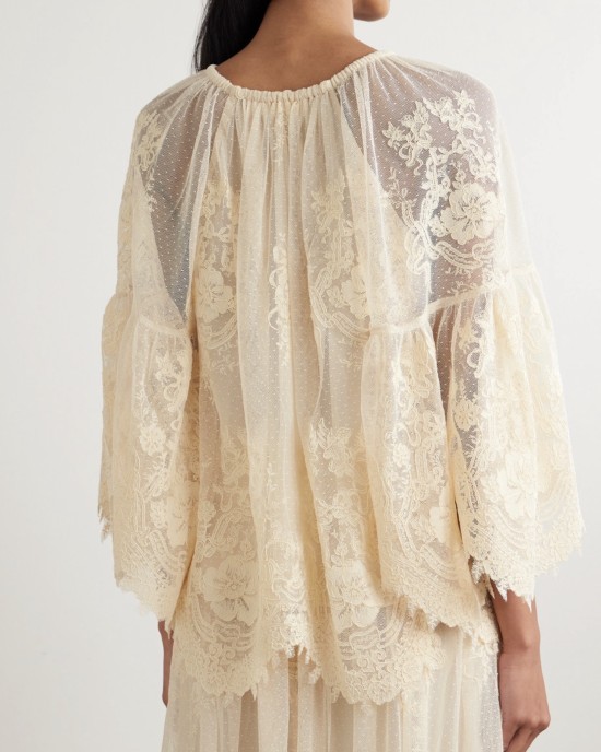       Костюм из кружева