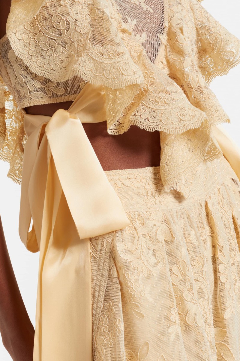       Блузка из кружева с лентами